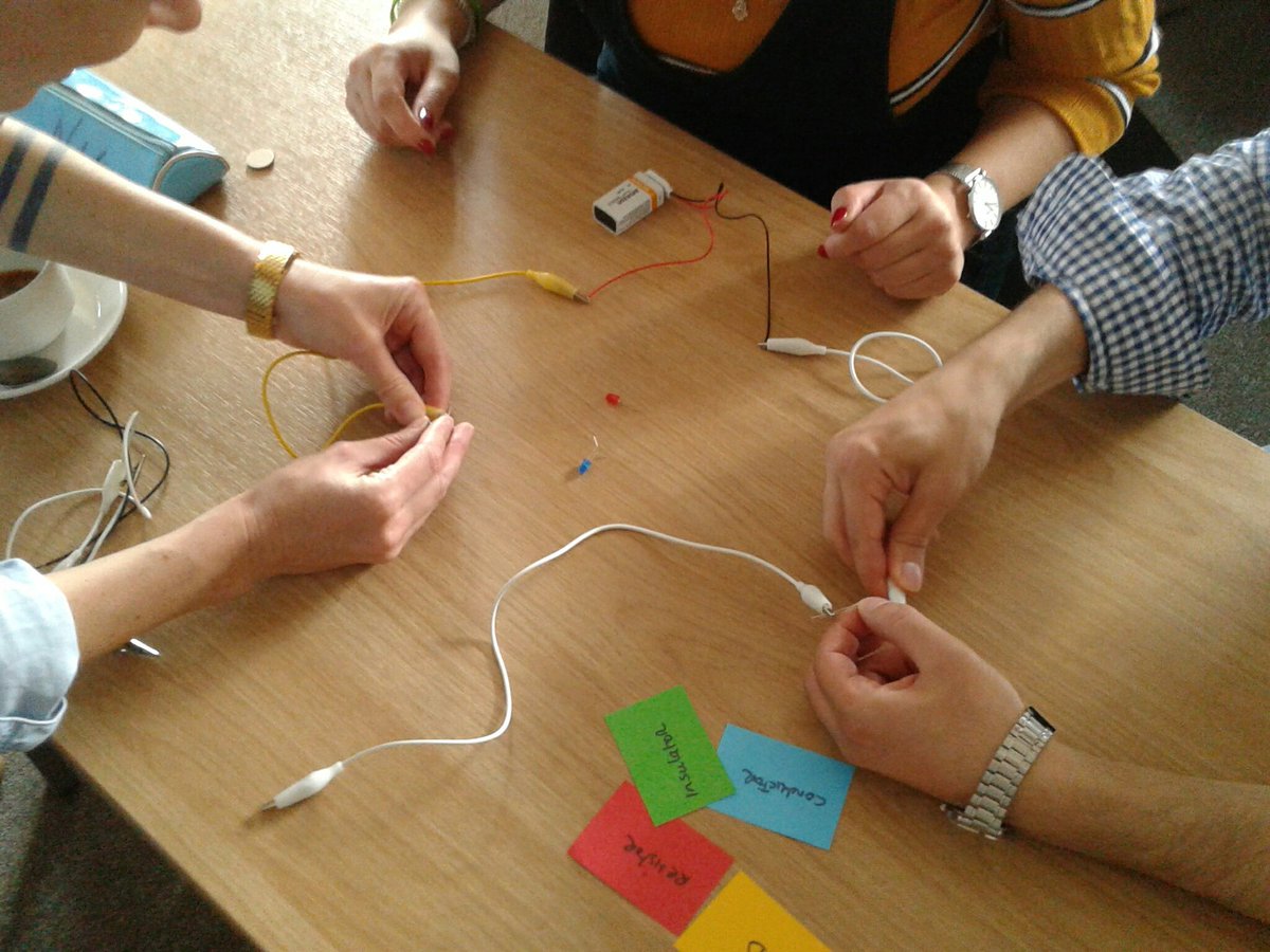 GalwayDigiChamp's tweet photo. Lighting up our workshop with circuits #physics @MCreateInnovate #digitalchampions #makecreateinnovate @DigiChampsNUIG #buildingdigitalconfidences https://t.co/h71j1ipoCb