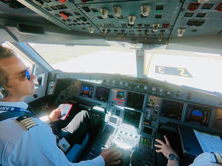 miguelon747's tweet photo. Desde la oficina . Todo un #privilegio #master&commander #airship #airbus330 #pilotlife #instaviation #aproximación #pilotlifestyle #piloteyes330 #iberiacrew #bestjobever #aviation_lovers #aviation #aviationphoto #aviador #españa #madrid #barajas #vidad… https://t.co/P68pLQHakk https://t.co/80ThEKvkpb