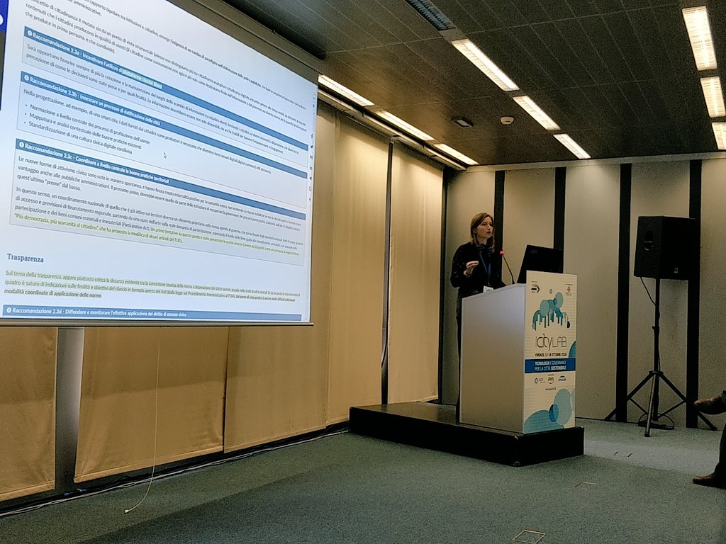 matt_fortini's tweet photo. Pratiche attive dei cittadini, anche con la tecnologia, che possono fare molto per le politiche pubbliche
Una bella introduzione al #civichacking #hackingcivico da @marinabbasta
#ICityLab2018 https://t.co/GZudTEqGhF