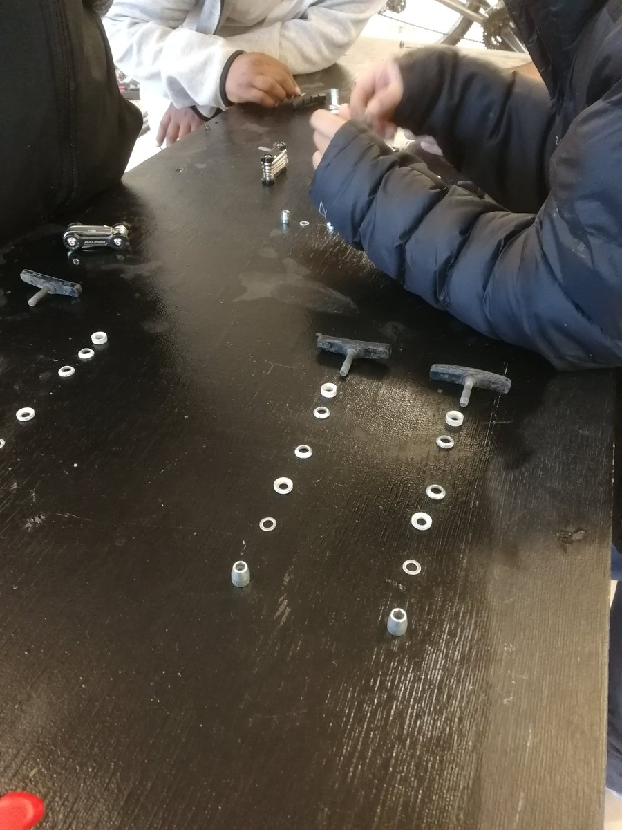 Today's <a href="/cogcyclehh/">COG, East London</a> lesson, learning about brakes...these young people have now worked together to fix 5 bikes which will go back into community usage #COGtheLink #opportunitiesToShine

📍🎯📍

#cycling #Bikelife #mechanic #youngPeople #WalthamForest