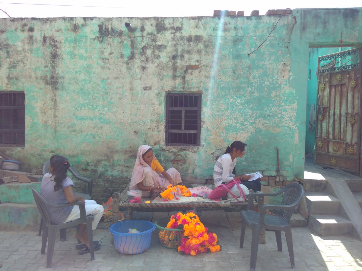 andreshuesoWA's tweet photo. Last Friday we visited a group of women that had stopped working as manual scavengers. Two years down the line, finding alternative livelihoods still proves elusive🤔
Also saw the machine SKA wants to use to stop people entering sewers and make them entrepreneurs! #stopkillingus https://t.co/g5nPXp386P