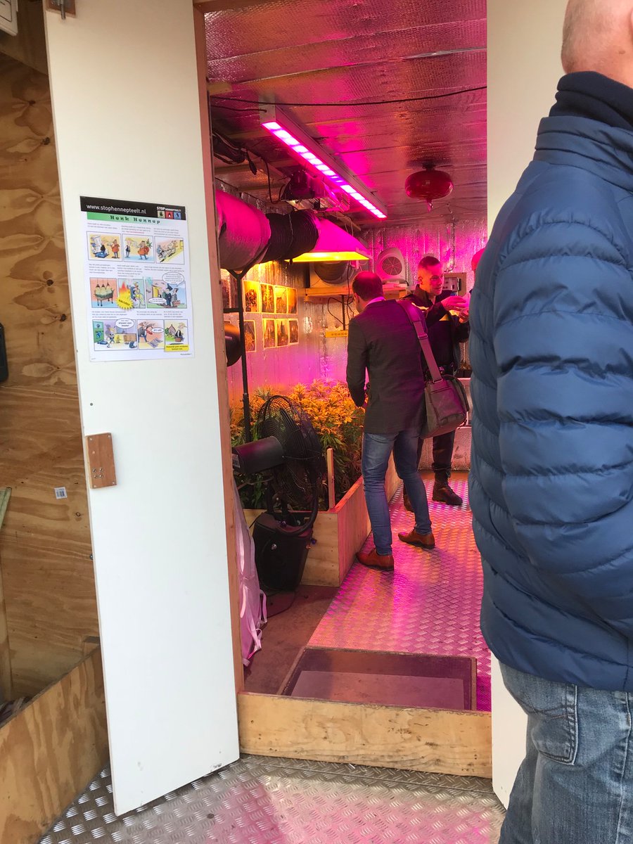 GuusHanegraaf's tweet photo. Vandaag in Sliedrecht in de Hennepcontainer. Voorlichting aan bewoners over gevaren en herkenning. https://t.co/JBzbmWvE7t