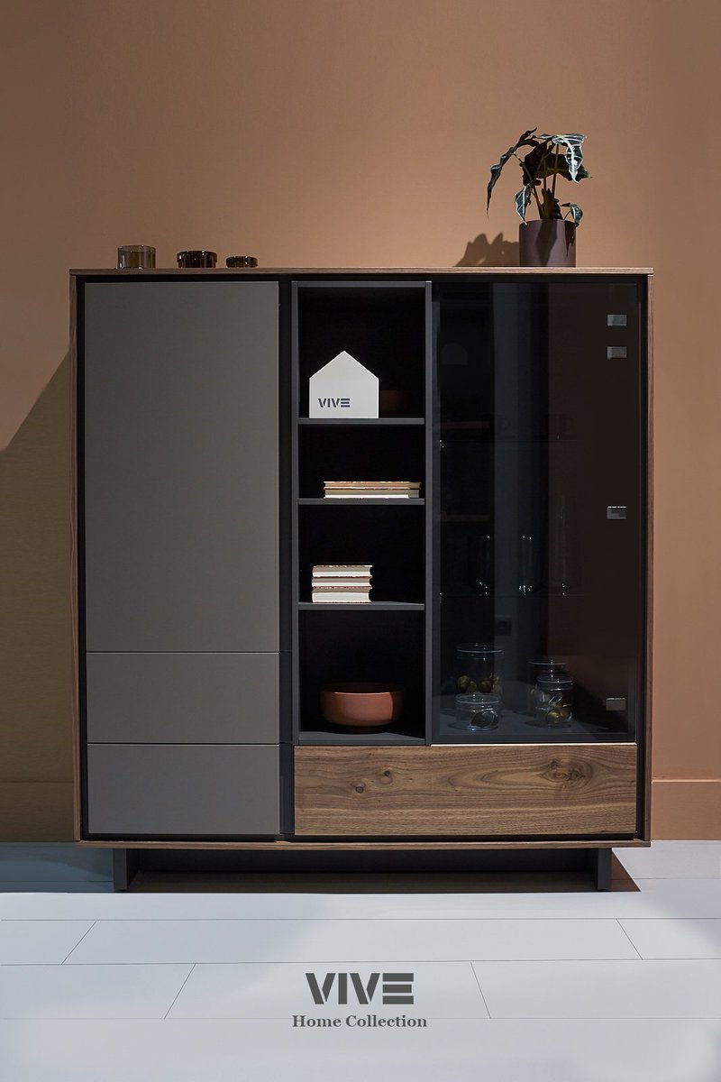 mueblesverge's tweet photo. NEW BOOK VITRINE_Photo by @peporuizjover
@mueblesverge presenta en #habitatvalencia2018 chapa tendencia 2018_ NOGAL NUDOSO
#VIVE #vive_muebles #newbook #home #style #furnituredesign #mueblesverge #vive2018 #homecollection #vivehomecollection #StudioVIVE #valencia https://t.co/z2N1QxpylM