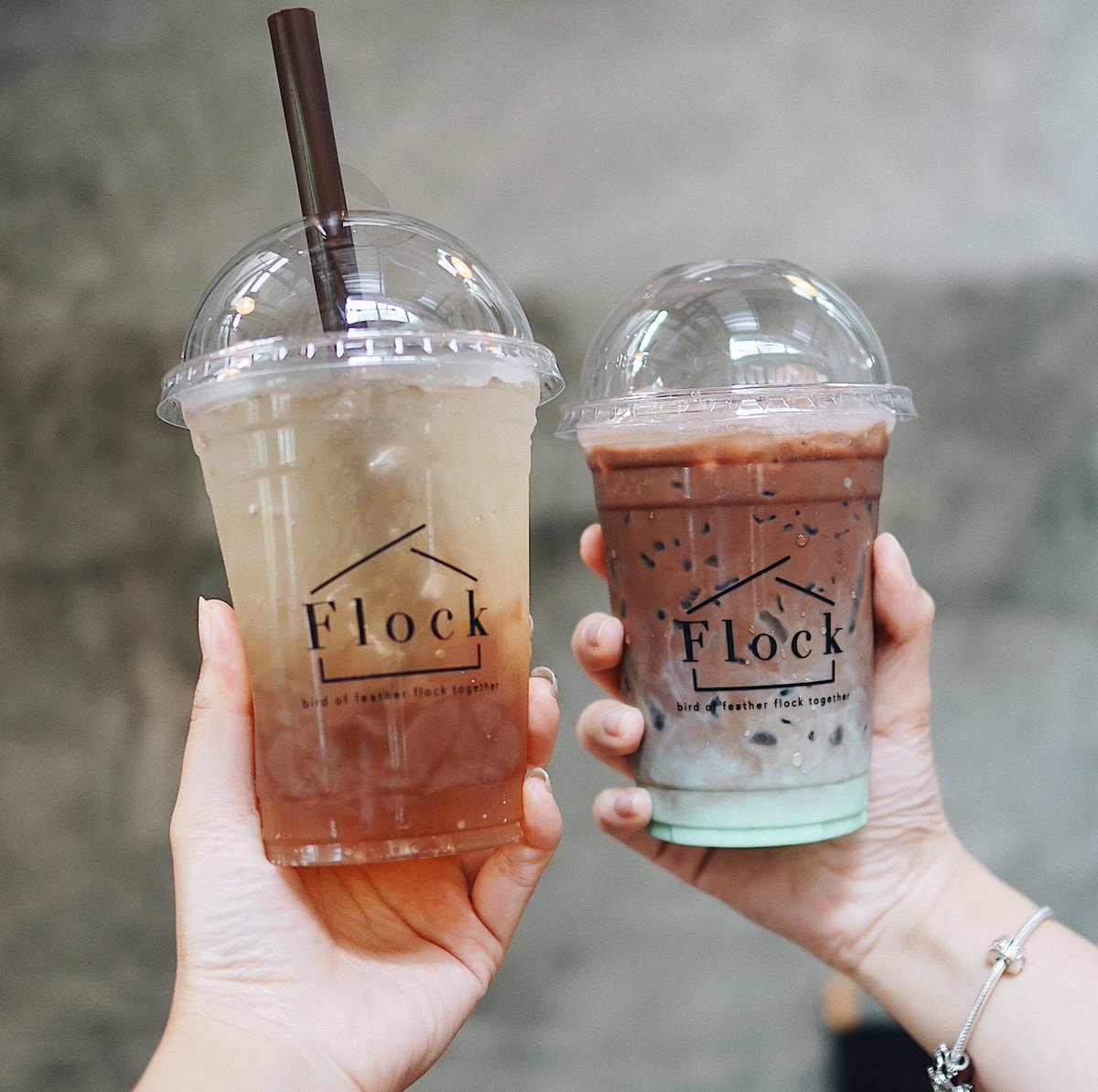 bon_appetitbkk's tweet photo. Flock คาเฟ่สไตล์ดิบๆปูนเปลือย ตามคอนเซปน้อยแต่มาก เรียบแต่โก้ พิกัดอยู่แถว BTS หมอชิต (บริเวณเดียวกัร้าน 6 degree of Separation) ร้านจะเล็กนิดนึงแต่มีมุมถ่ายรูปเยอะอยู่ ช็อคมิ้นท์อร่อยค่ะ #bonappetitbkk #อร่อยไปแดก #อร่อยนะรู้ยัง #อร่อยบอกต่อ #รีวิว @aroii https://t.co/jclW70s9jW