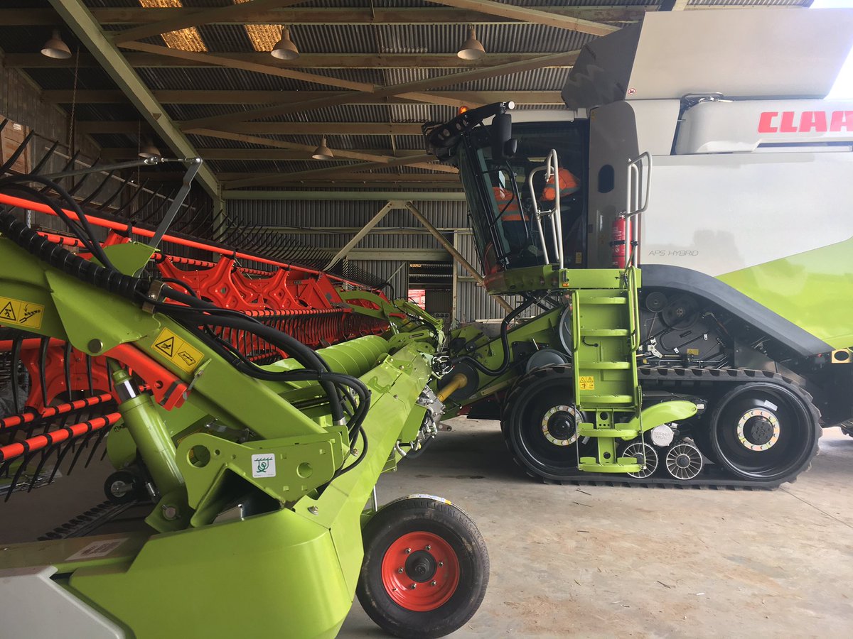 squig1971's tweet photo. Claas Convio Flex is looking the goods. Not long now till we hit the paddock.  Cab vision of the deck is impressive compared to the competition. @gjeast1 #Convioflex https://t.co/OH5je50KeO