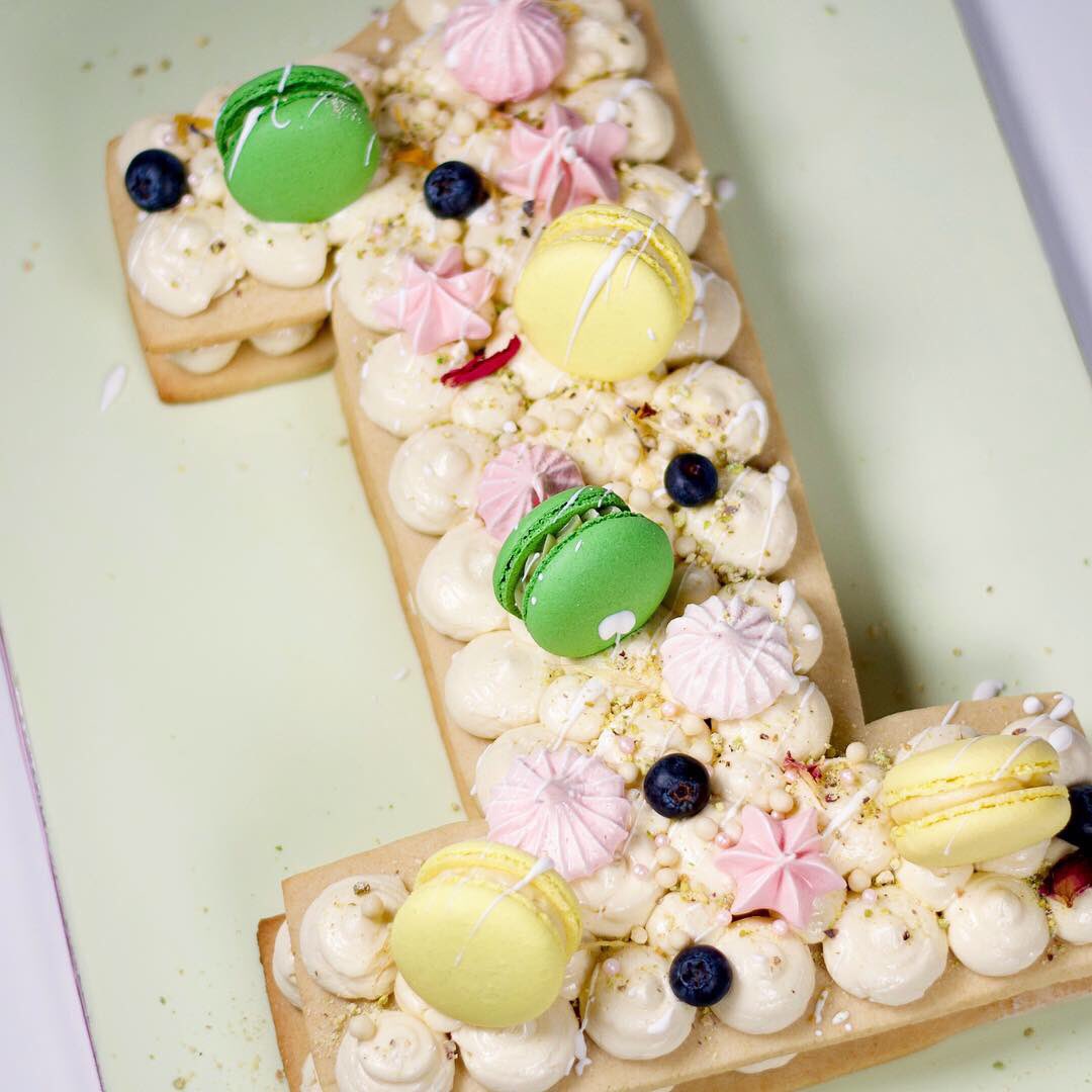 chietopia's tweet photo. Asher celebrated his 1st birthday with this vanilla cookie cake, mango & pistachio flavored macarons, and meringues. It was then sprinkled with pistachios, blueberries, pearls, and drizzled with white chocolate. Bet you haven’t tried these flavours together before!? #Chietopia https://t.co/SiE5D4tJKJ