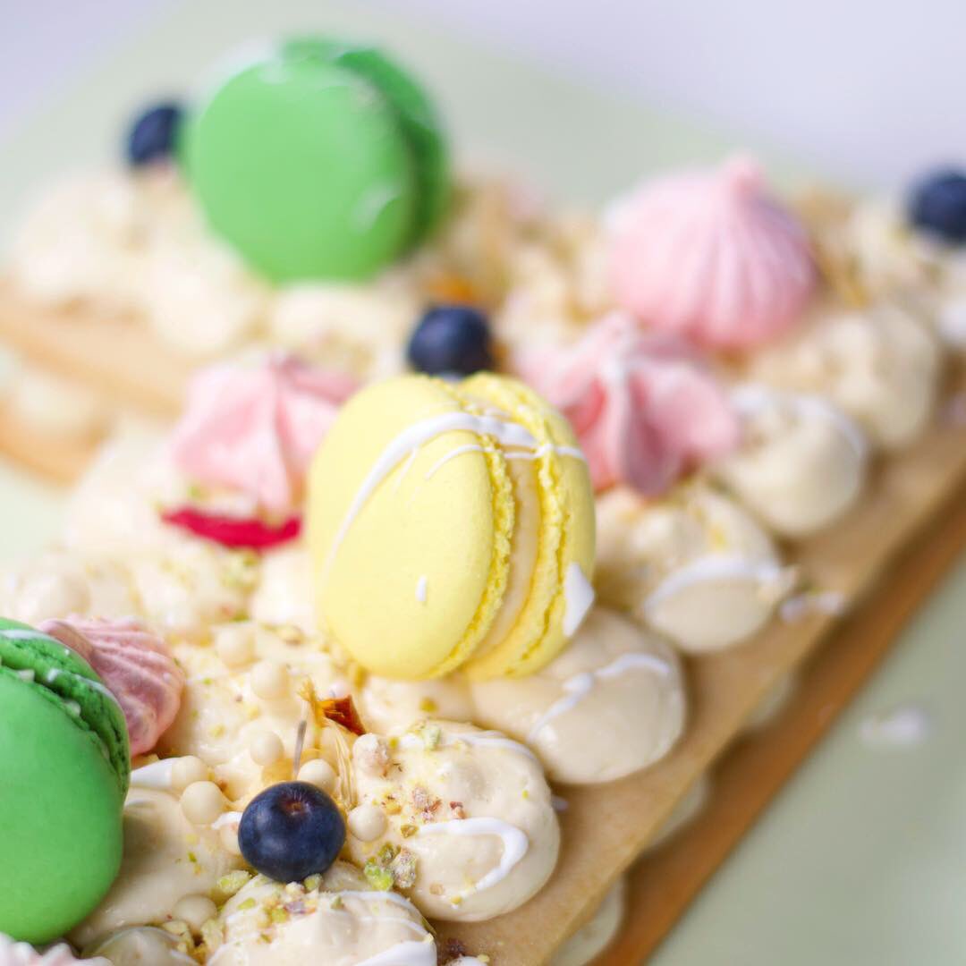 chietopia's tweet photo. Asher celebrated his 1st birthday with this vanilla cookie cake, mango & pistachio flavored macarons, and meringues. It was then sprinkled with pistachios, blueberries, pearls, and drizzled with white chocolate. Bet you haven’t tried these flavours together before!? #Chietopia https://t.co/SiE5D4tJKJ