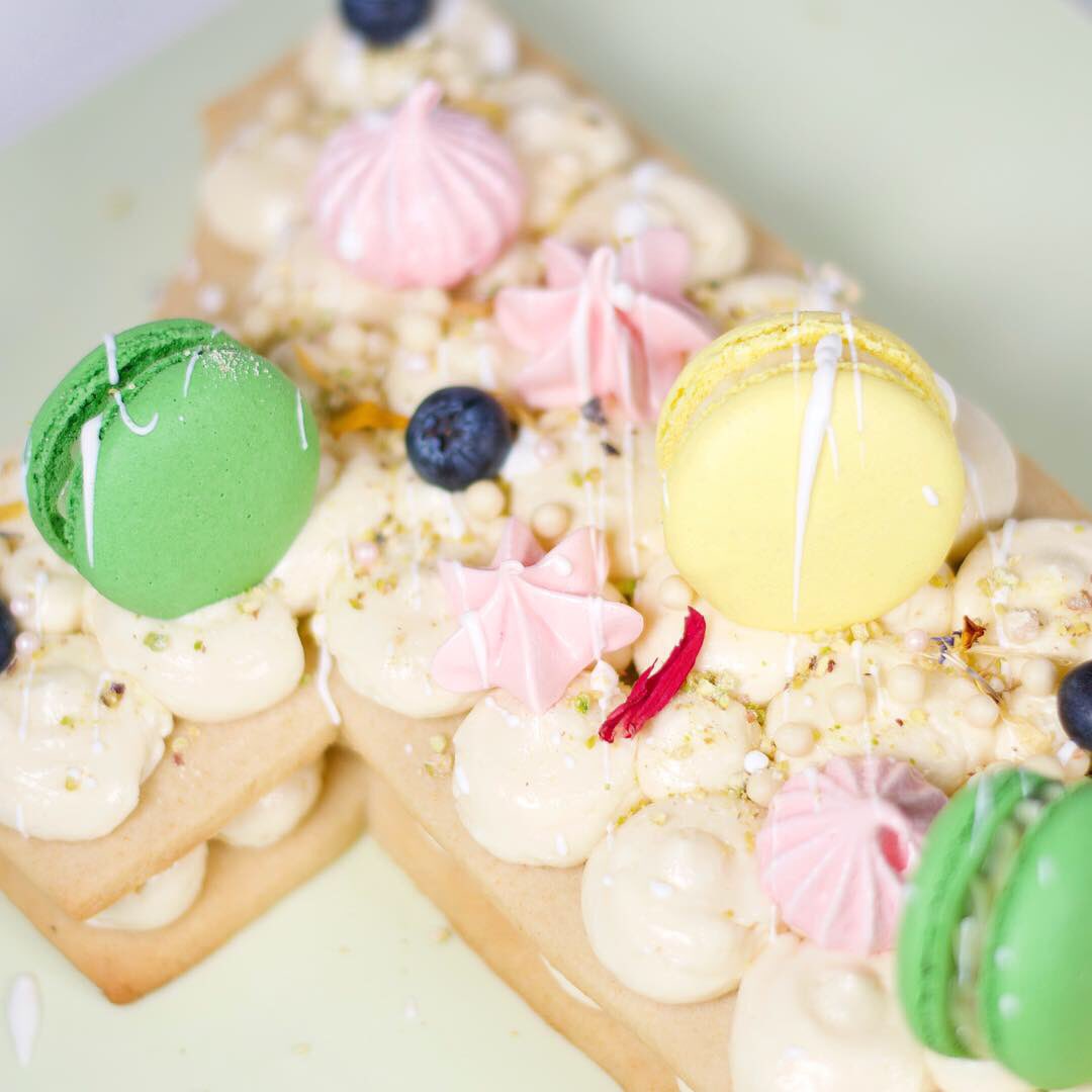 chietopia's tweet photo. Asher celebrated his 1st birthday with this vanilla cookie cake, mango & pistachio flavored macarons, and meringues. It was then sprinkled with pistachios, blueberries, pearls, and drizzled with white chocolate. Bet you haven’t tried these flavours together before!? #Chietopia https://t.co/SiE5D4tJKJ