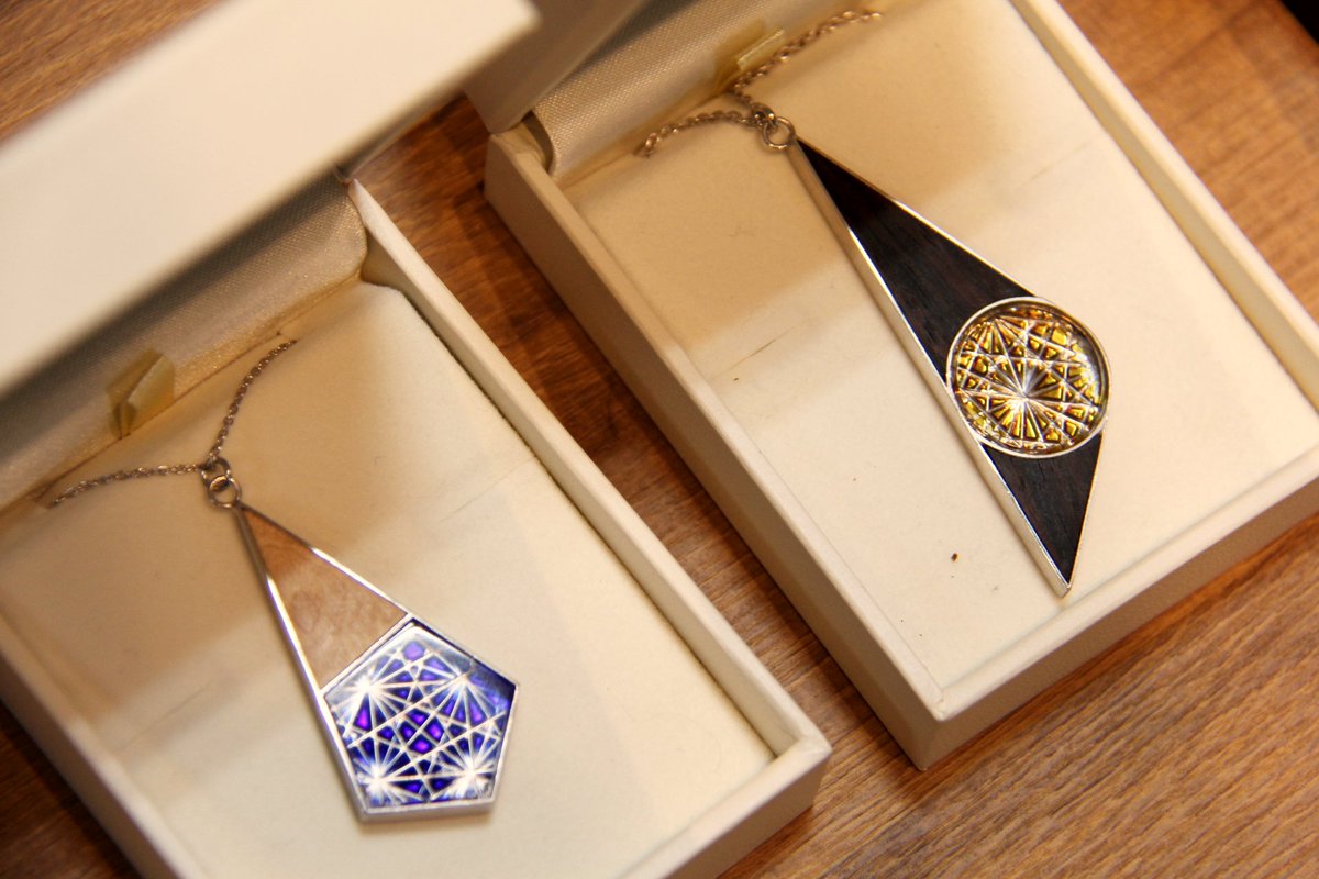 産業観光プラザ すみだ まち処 本日から10 23 火 まで 益田大祐さんによる 指物 の実演販売を開催しています 新作のアクセサリー は すみだの江戸切子職人 山田真照さんとのコラボ ガラスの美しさと木のあたたかみとの融合をお楽しみください