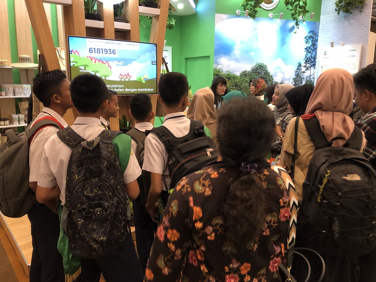 BRGM_Indonesia's tweet photo. Edukasi mengenai ekosistem gambut dan pembasahan lahan gambut utk mencegah kebakaran hutan disampaikan melalui presentasi poster, tanya jawab dgn petugas di pameran, dan kuis online menarik. #ICCFE2018 @KementerianLHK @SitiNurbayaLHK @KSPgoid  #BRG2Indonesia https://t.co/1YoCaDXDmq