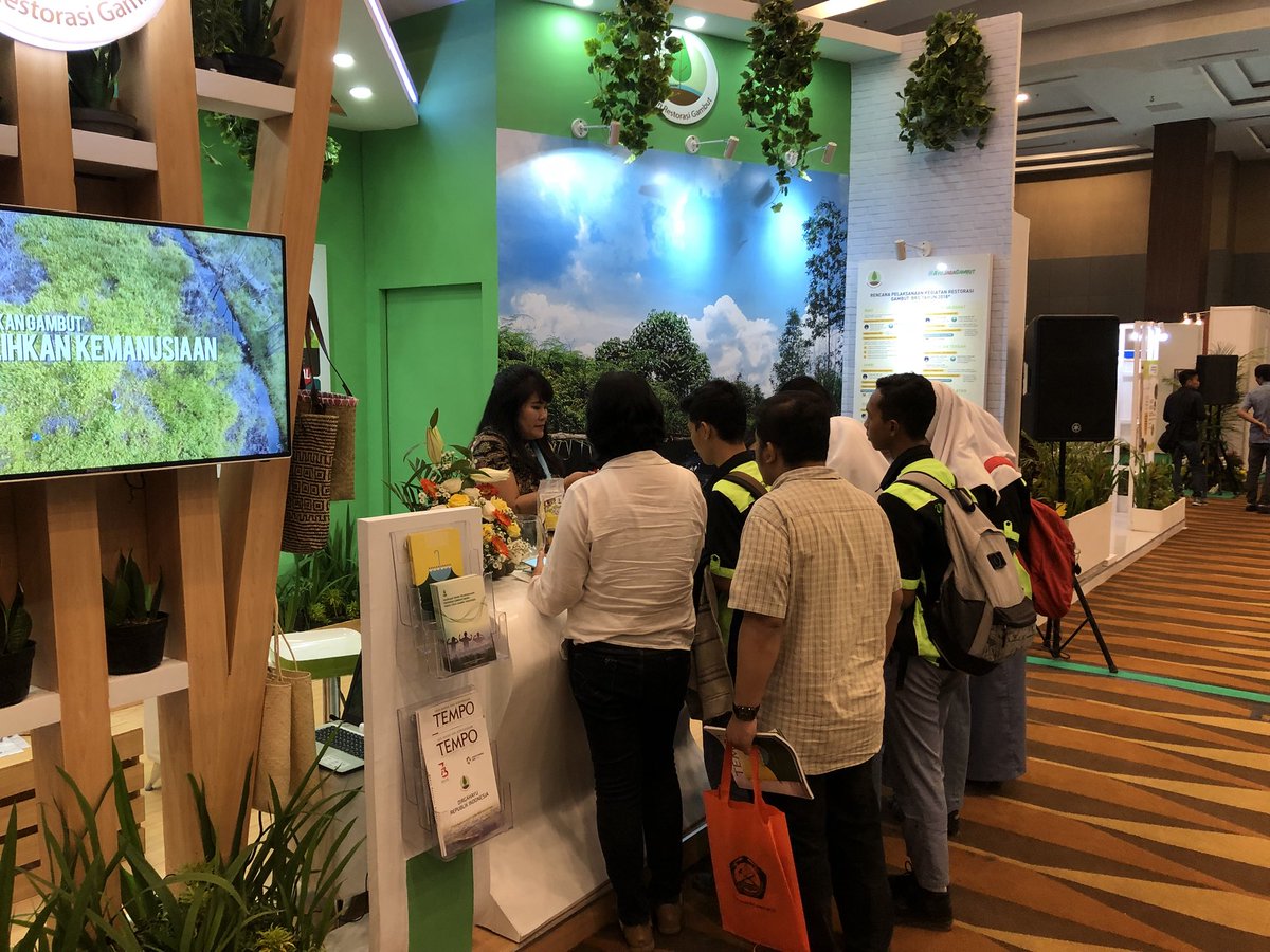 BRGM_Indonesia's tweet photo. Edukasi mengenai ekosistem gambut dan pembasahan lahan gambut utk mencegah kebakaran hutan disampaikan melalui presentasi poster, tanya jawab dgn petugas di pameran, dan kuis online menarik. #ICCFE2018 @KementerianLHK @SitiNurbayaLHK @KSPgoid  #BRG2Indonesia https://t.co/1YoCaDXDmq