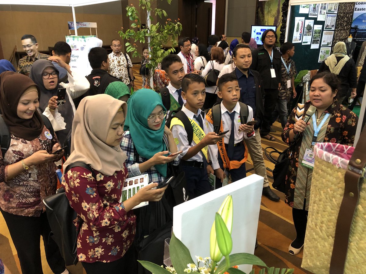 BRGM_Indonesia's tweet photo. Edukasi mengenai ekosistem gambut dan pembasahan lahan gambut utk mencegah kebakaran hutan disampaikan melalui presentasi poster, tanya jawab dgn petugas di pameran, dan kuis online menarik. #ICCFE2018 @KementerianLHK @SitiNurbayaLHK @KSPgoid  #BRG2Indonesia https://t.co/1YoCaDXDmq