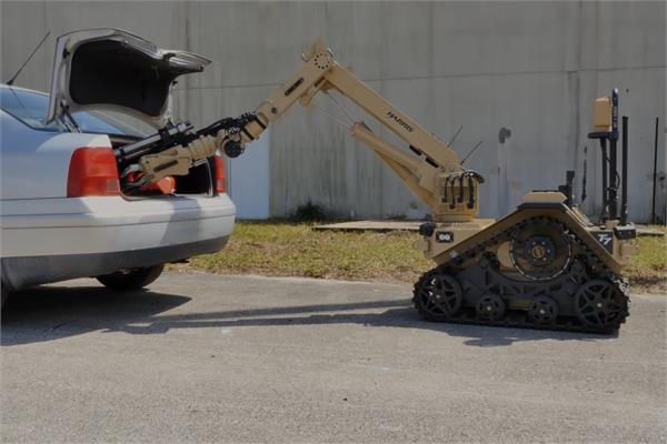 punjabkesari's tweet image. दुनिया की सबसे खतरनाक जॉब करेगा #T7 बम डिस्पोजल रोबोट (देखें वीडियो) gadget.punjabkesari.in/gadgets/news/c… 

#BombDisposalRobot