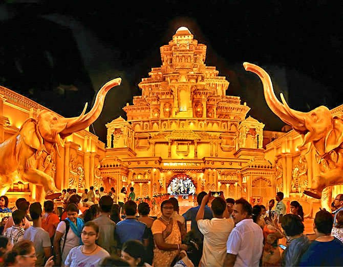 People dancing on #spiritual tune defining #DhunuchiNaach. Giant #Pandals thoroughly packed with remarkable count of #devotees; huge idol of #GoddessDurga. Place your presence at city of joy [bit.ly/2n6PPvy] during #DurgaPuja festival.

#DurgaAshtami #TravelsiteIndia