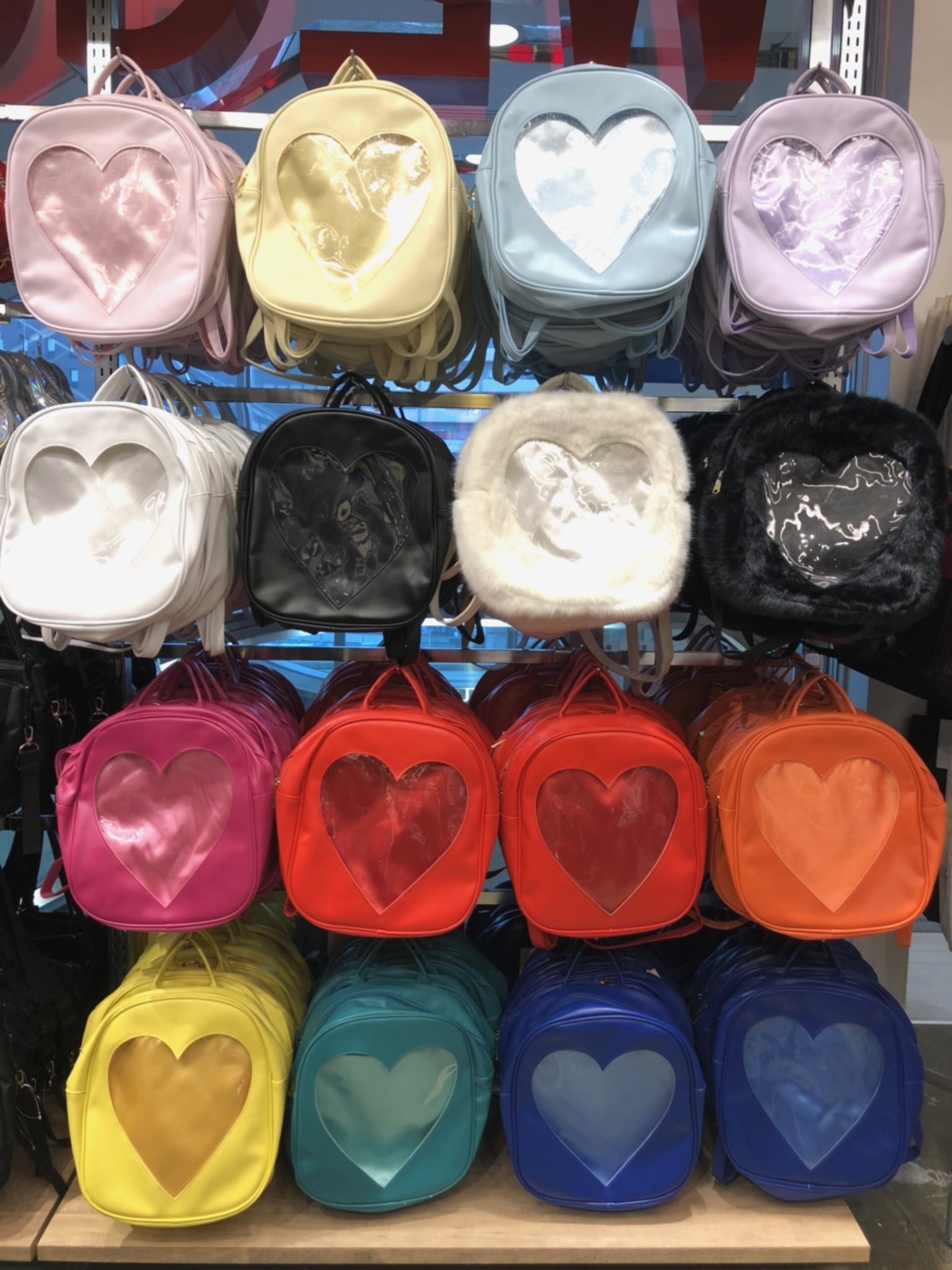 Wego 池袋p パルコ店 Bukuro Expo 10 19 11 4池袋店限定で 大人気のハートウィンドウリュックが 2 590 Tax 1 590 Tax お得にgetできるのはこの期間だけなので是非池袋店へ起こし下さい 皆様のお越しをお待ちしております 痛