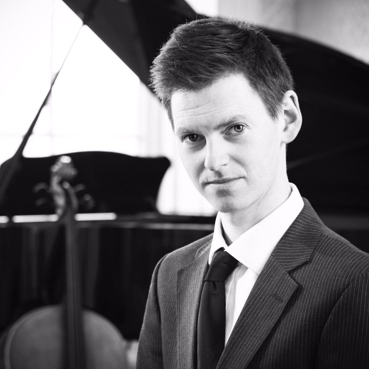 AlexMcQuiston's tweet image. It’s behind you! #celloparty #getpracticing #moreposing @kimayres