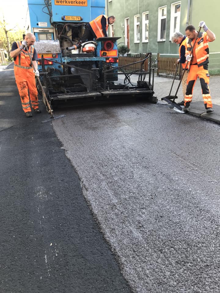 Coldmixbv's tweet photo. Laatste dagen van dubbele EAB lagen aanbrengen bij onze Ooster buren. Hierna weer verder in Nederland.
Weer een ervaring rijker 👍
Coldmix voorop in wegdekzorg . https://t.co/GB5Ev08ET0