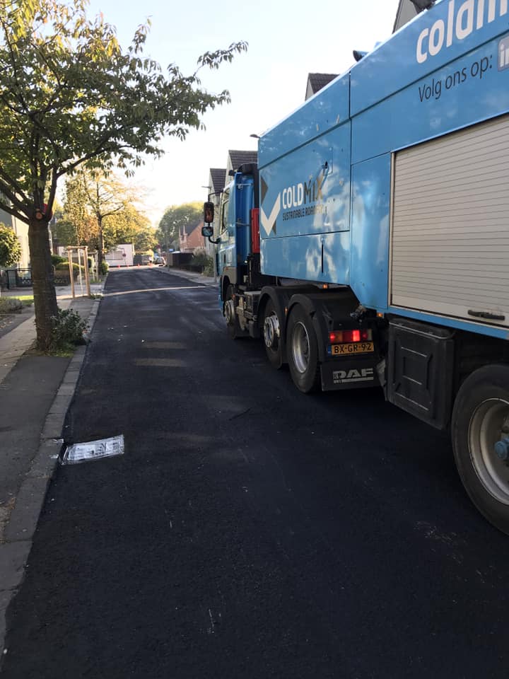 Coldmixbv's tweet photo. Laatste dagen van dubbele EAB lagen aanbrengen bij onze Ooster buren. Hierna weer verder in Nederland.
Weer een ervaring rijker 👍
Coldmix voorop in wegdekzorg . https://t.co/GB5Ev08ET0