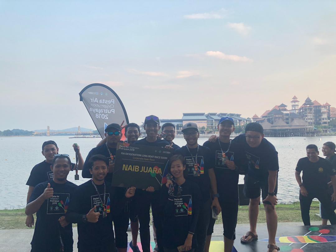 ArcadisMy's tweet photo. Arcadis MY team participated in Long Boat Race by Putrajaya Holdings Oxygenation . This will be a corporation open race held on the 28th - 30th of September at Pesta Air Oxygenation Putrajaya 2018,  it was beautiful teamwork make it to the first runner up (Naib Juara). Well Done! https://t.co/RRnKcWTIbF
