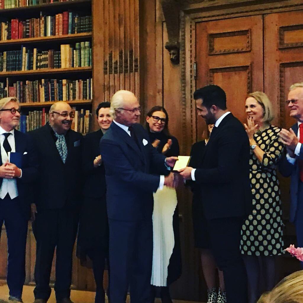 AdamAljaraidah's tweet photo. Det är verkligen en stor ära och jag är mycket hedrad över att först fått priset som årets unga pionjär - Stockholm och igår även vinna riksfinalen och bli utsedd till "Årets unga pionjär 2018" för hela Sverige av H.M. Konung Carl XVI Gustafs pris "årets nybyggare". https://t.co/GZVDvB5QLz