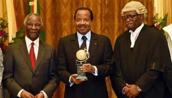 237online's tweet photo. Le 06 juin 2014, au Palais de l’Unité, Me Akere Muna remettait a S.E. Paul BIYA, le prix spécial de l'Union Panafricaine des Avocats, pour son action majeure dans la résolution pacifique des conflits
#Remember https://t.co/YpNtPHBV6O