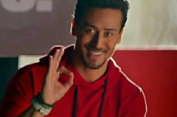 Tiger_sir_fan's tweet photo. Main bhi yaho tu bhi yahi aa bhul gaye jahan
Yaad hai mujhko saabhi vo beete pal vo beete baat
Aur na tadpa mujhe mere jaan
Yaadon me tere raha to main jiyan to jiyan
De mujhe jo bhi saja yu na kar mujhe khud se juda
#TigerShroff
#baaghi2 #SOTY2 #DishaPatani #Pyarho https://t.co/ZjihIXInzy
