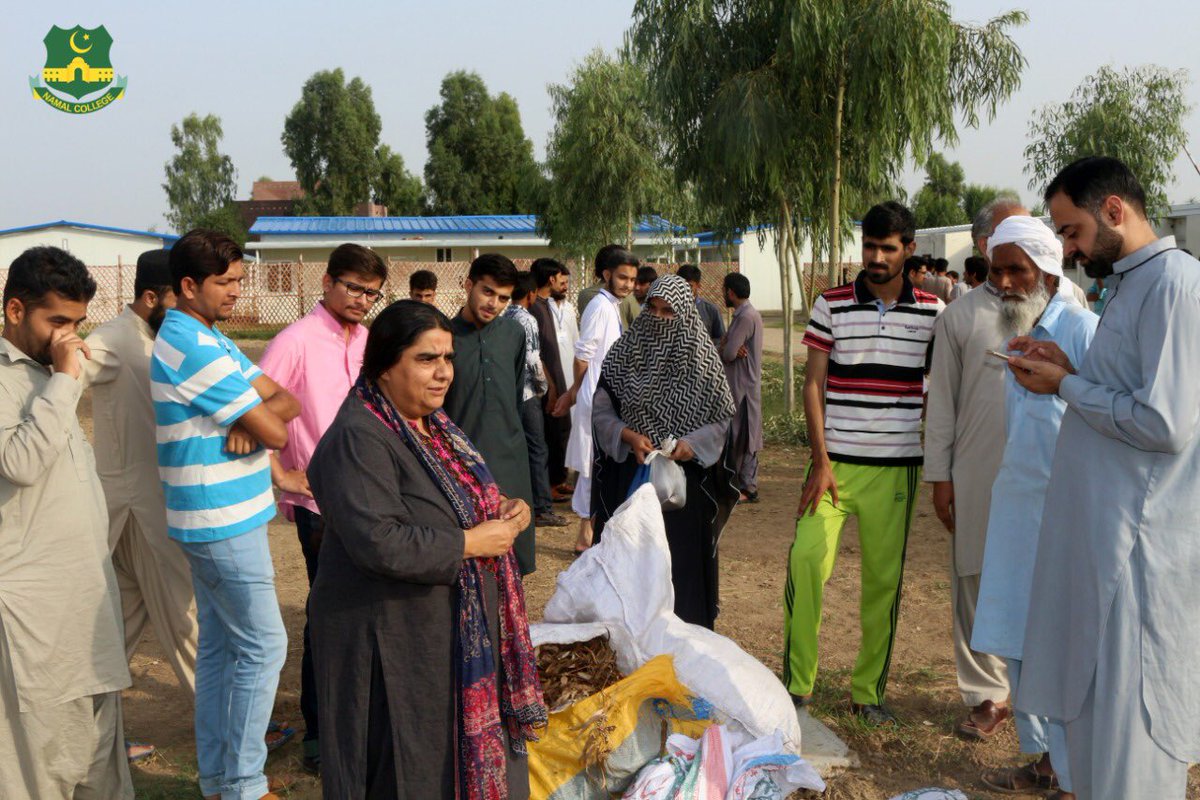 namalglobal's tweet photo. Organic farming activity was carried out at chagda hostel. It was led by Ms Nasira Habib the famous educationist agriculturist. Freshmen were divided in various groups to plant every day vegetables.Students gained valuable #knowledge about plantation and importance of organic veg https://t.co/NOuO1G1AN2