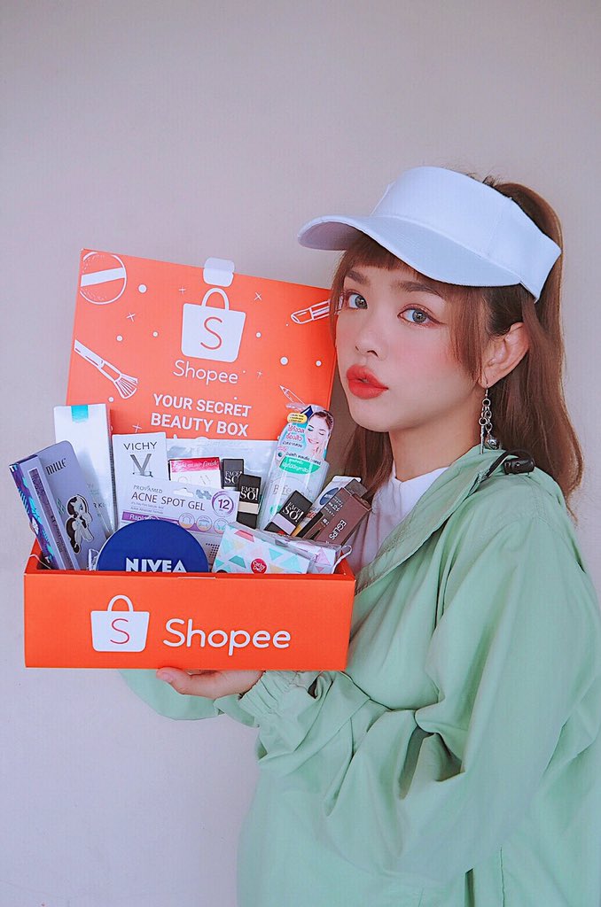 KIKI48_xx's tweet photo. ตอนนี้ Shopee มีแบรนด์ คสอ.ดังๆของแท้มาขายใน Shopee แล้วน้า ที่สำคัญสายบิวตี้ห้ามพลาด! เพราะ Shopee Beauty ลดสูงสุดถึง 90%! ชิ้นที่ 2 1 บาท! จิ้มที่ลิ้งค์นี้เลยจ้า https://t.co/PSDEVjrGAW ลดโหดมาก! โปรนี้เริ่มตั้งแต่วันที่ 17-20 ตุลาคม 61 นี้เท่านั้น! #ShopeeTH #ShopeeBeautyBox https://t.co/OaQzDibKhZ