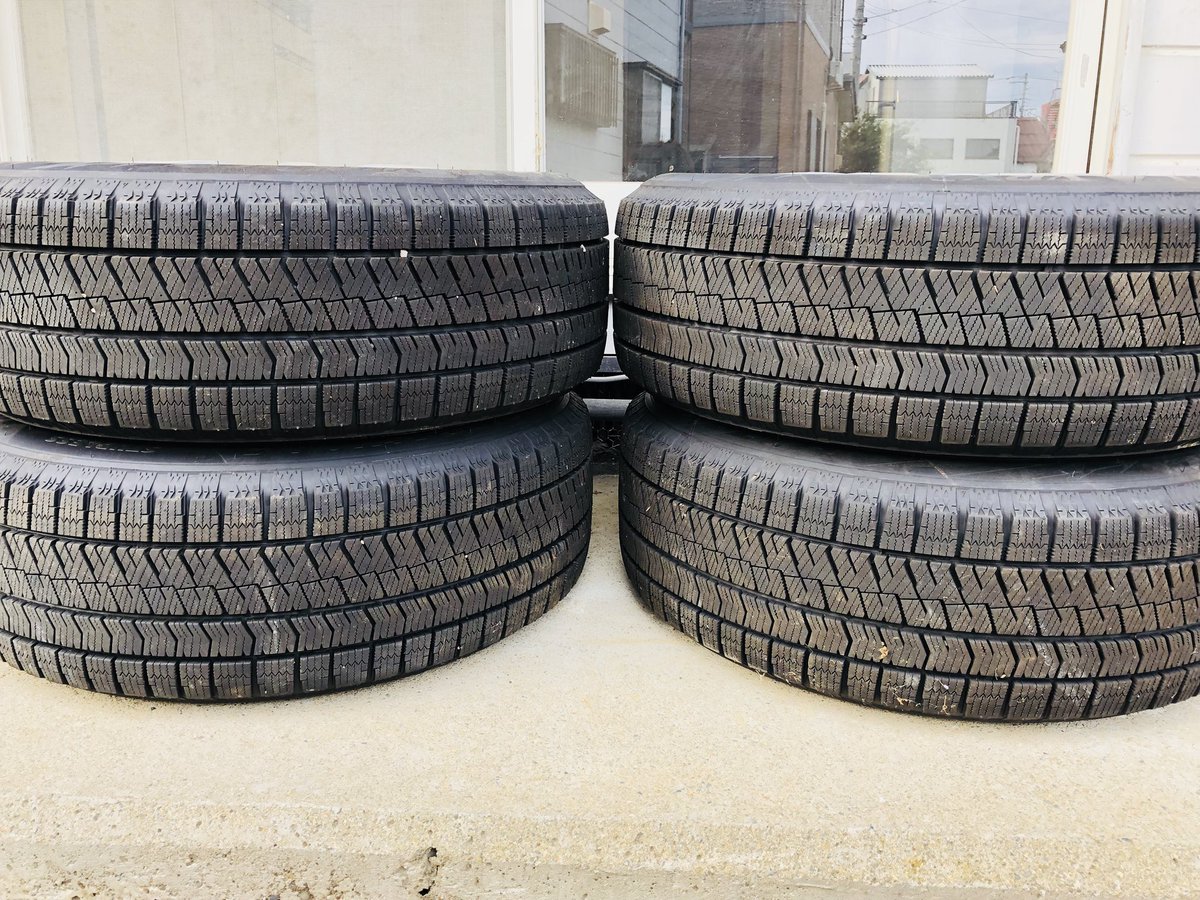 pere_pere_11's tweet photo. マークxに履いてたスタットレス。
VRX2  215/60/R16  バリ溝です。
売ります！！
気になる方は連絡してください‼︎
#売ります https://t.co/iUCcQzXX7p