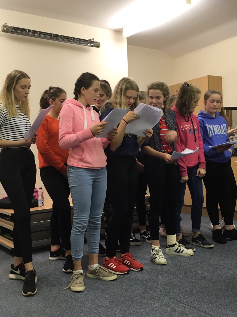 Dechrau ymarfer ar gyfer yr Eisteddfod.