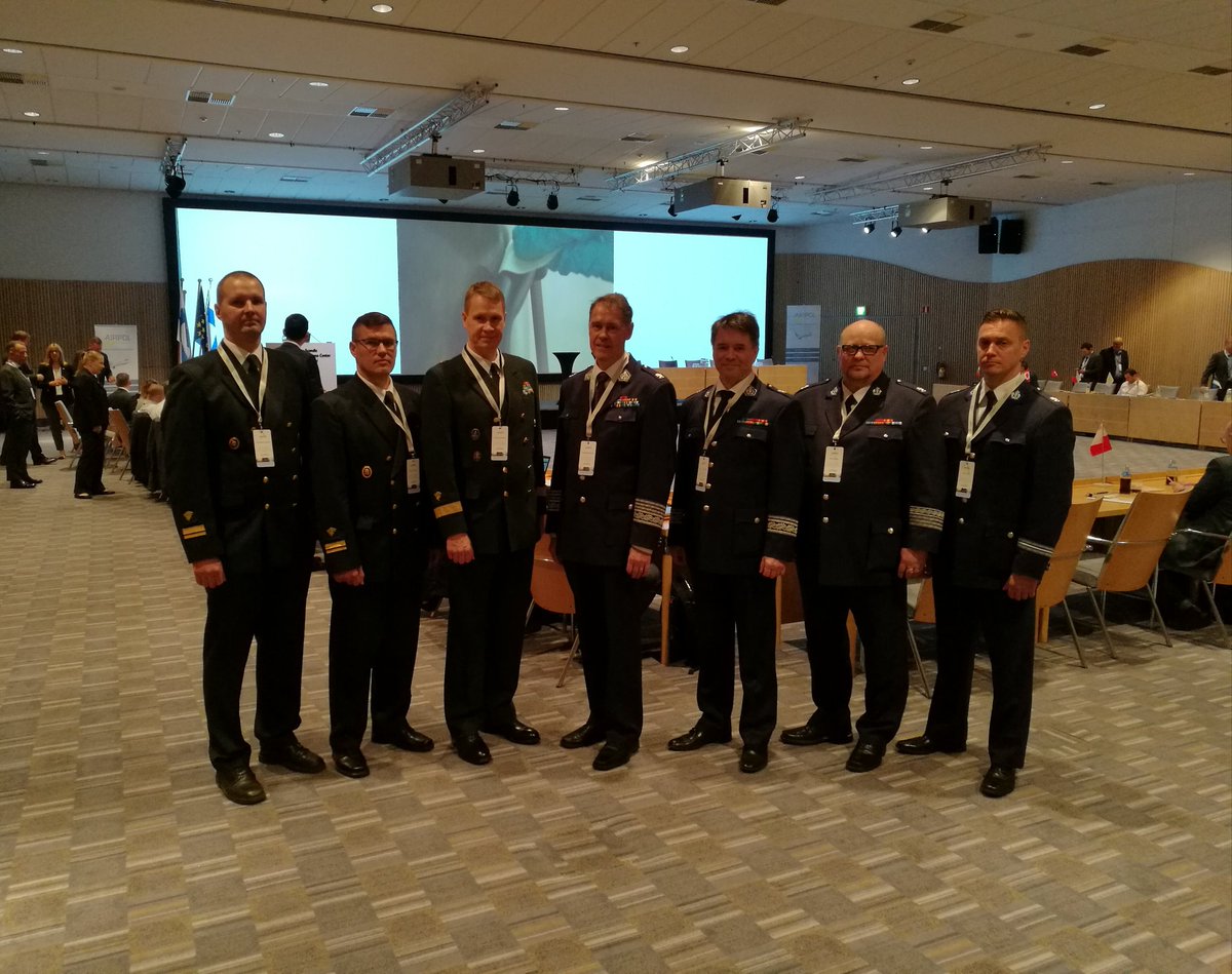 Poliisi_IU's tweet photo. #Airpol-seminaari ensimmäistä kertaa Suomessa. Mukana Euroopan laajuisesti yli 70 viranomaista ja lentoturvallisuuden asiantuntijaa. Tärkeää yhteistyötä. #turvallisuus #lentoliikenne #HelsinkiVantaa #lentokenttä @SJKolehmainen @paallikko_IUPOL @KarvonenAri @rajavartijat https://t.co/cW8hd56JdF