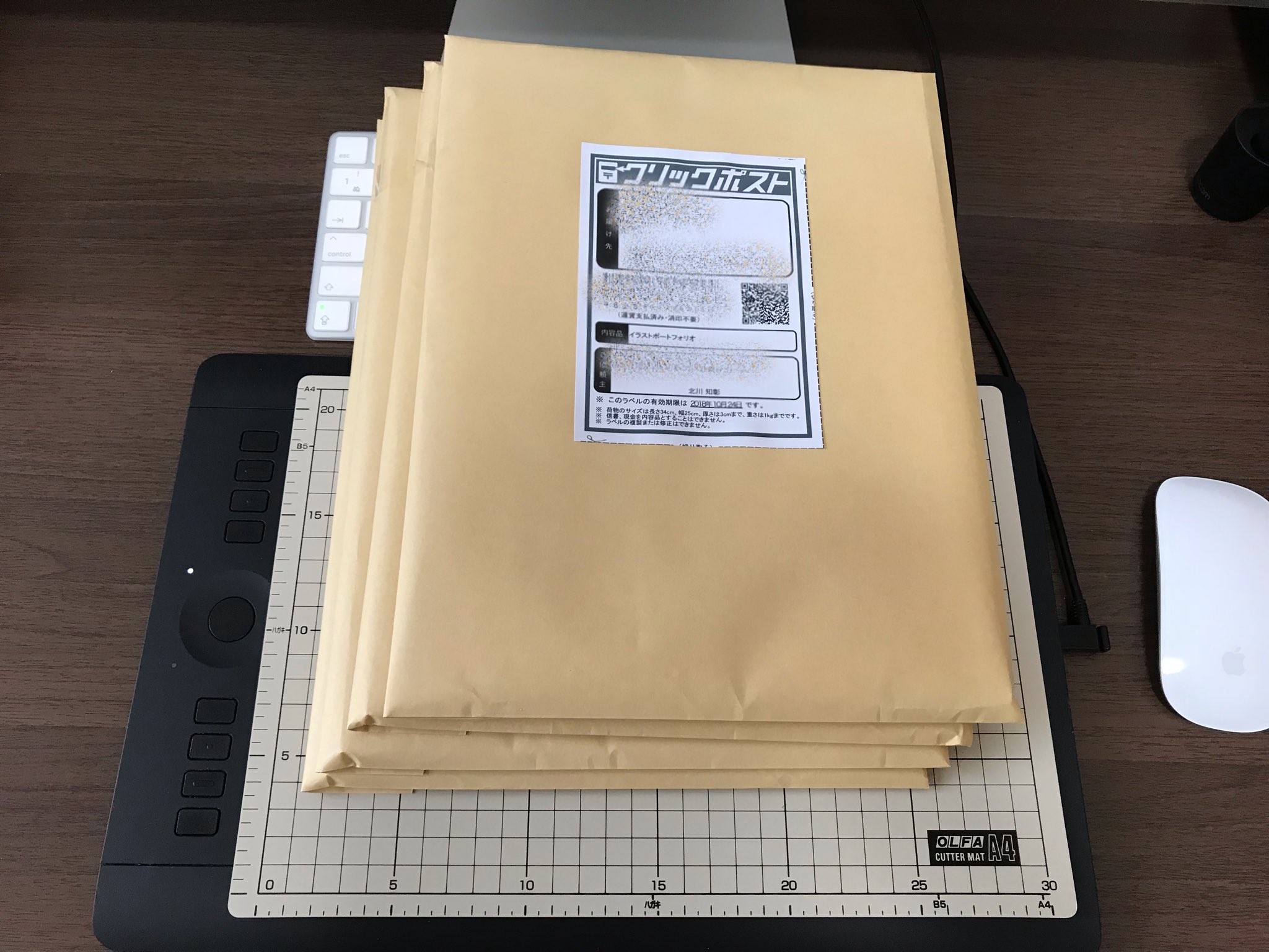 北川ともあき イラストレーター サタケシュンスケさん Satakeshunsuke に教えて頂いたクリックポストという郵送方法 ファイル 10ポケット をb4の封筒に入れ ピチッと折ったら余裕で規定サイズに収まりました 普通に定形外郵便で出すのに比べて 北川ともあき イラストレーター サタケシュンスケさん Satakeshunsuke に教えて頂いたクリックポストという郵送方法 ファイル 10ポケット をb4の封筒に入れ ピチッと折ったら余裕で規定サイズに収まりました 普通に定形外郵便で出すのに比べて