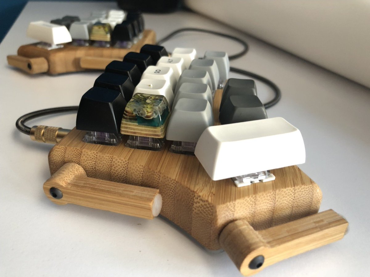 A pure #minidox perfection. The perfect #keyboard for coding. #qmk layouts/keymaps @ github.com/peel/qmk_firmw…