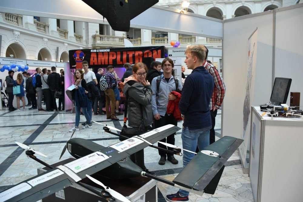 Dokładnie za tydzień w Gmachu Głównym kolejna edycja Targów Kół Naukowych i Organizacji Studenckich KONIK. Tak nasi #studenci prezentowali swoje pasje w zeszłym roku. Jesteśmy pewni, że teraz będzie co najmniej tak samo świetnie 🙂 Więcej informacji ➡️ bit.ly/KONIK2018