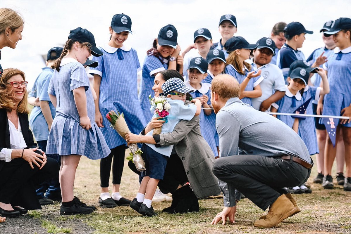 A wonderful welcome from local schoolchildren as The Duke and Duchess of Sussex arrive in Dubbo 🇦🇺 #RoyalVisitAustralia