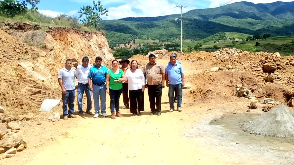 Gracias a la suma de esfuerzos con la Ex-Diputada Federal <a href="/eva_cruz_molina/">EVA F. CRUZ MOLINA</a>; este martes en la Localidad de Santa Cecilia Jalieza, dimos inicio a la urbanización de 2 Km., tramo carretero que conecta a este lugar con la Cabecera Municipal, Santo Tomás Jalieza.

<a href="/DiputadosPRDOax/">Diputados PRD Oaxaca</a>