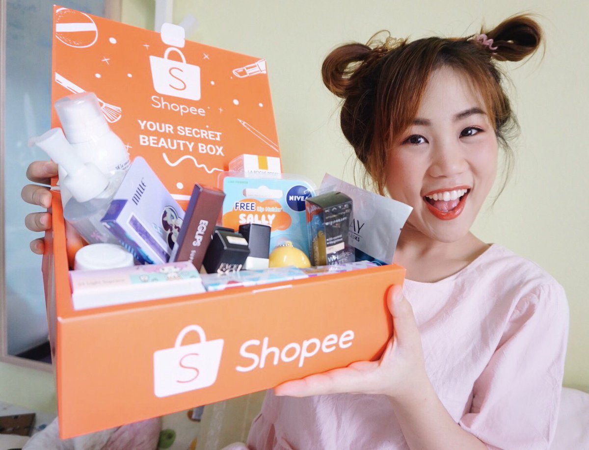 MyKtbelle's tweet photo. โอ้โห ตอนนี้แบรนด์ดังๆ หลายแบรนด์ มาเปิดขายใน Shopee แล้ว ของแท้แน่นอนด้วย Shopee Beauty Sale โปรลดสูงสุด 90% ชิ้นที่ 2 1 บาท ตั้งแต่วันที่ 17-20 ต.ค. เดี๋ยวเตื้องมาเปิดกล่อง Secret Beauty Box ให้ดูว่ามีอะไรน่าสนใจบ้าง 👉🏻https://t.co/ov7Sgvh743 #ShopeeTH #ShopeeBeautyBox https://t.co/Y0uB2T4Qvs