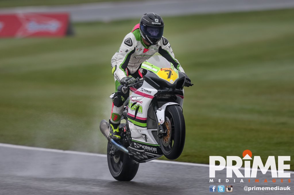 It’s a wet #WheelieWednesday with <a href="/Tom_Wardy_21/">Tom Ward</a> on the <a href="/Movuno_HO/">Movuno Estate Agent</a> <a href="/HalsallRacing/">Halsall Racing Team</a> #suzuki #bsb #superstock1000