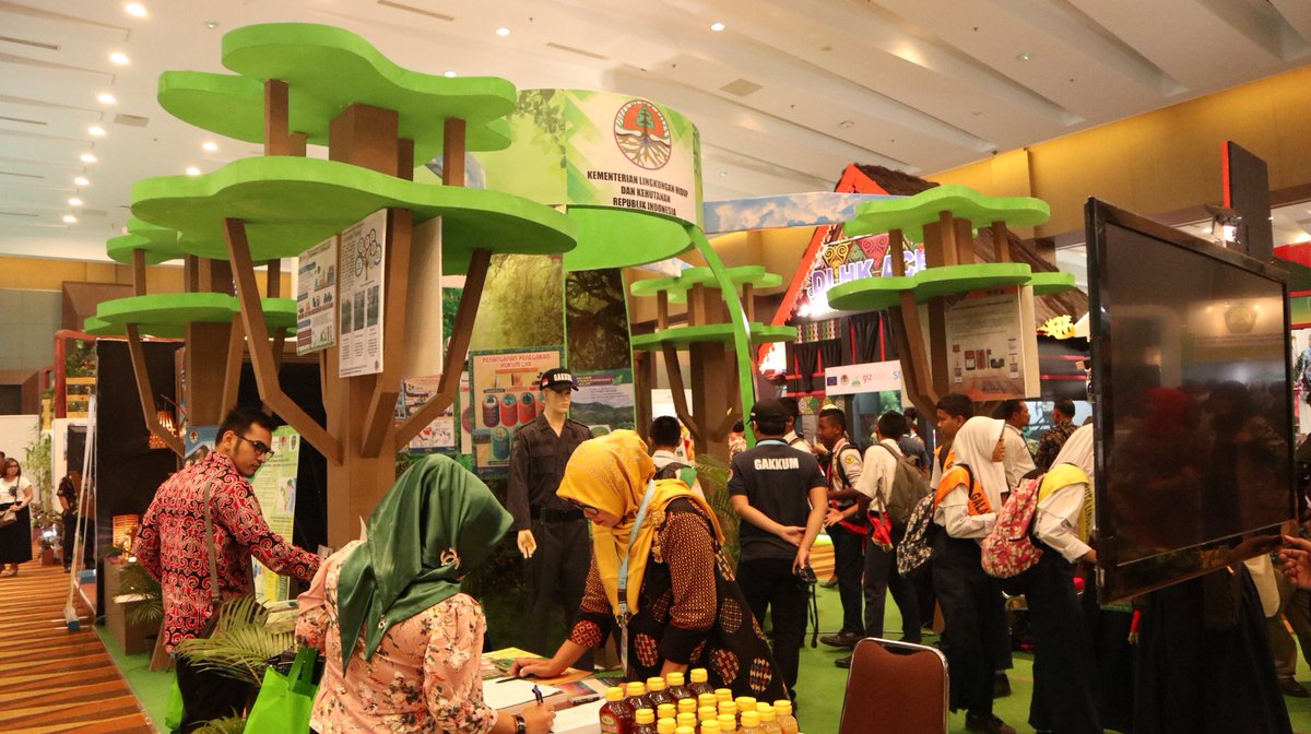 kemenhut_ri's tweet photo. 1. Sobat hijau, tadi pagi (17/10), KLHK resmi menggelar acara "8th Indonesia Climate Change Forum &amp; Expo 2018" di Medan, Sumatera Utara. Kegiatan ini rencananya akan diadakan selama 3 hari mulai tanggal 17-19 Oktober 2018.

#KLHK
#ICCFE2018
#KerjaBerdampak https://t.co/pUjobNnkRB