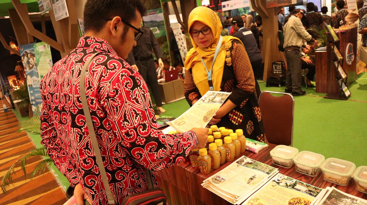 kemenhut_ri's tweet photo. 2. Selama 3 hari, ICCFE 2018 akan menampilkan banyak kegiatan, diantaranya program edukatif, kegiatan mitigasi dan adaptasi 
perubahan iklim, produk ramah iklim, inovasi teknologi dalam mengurangi emisi karbon, dan kegiatan lainnya.

#KLHK
#ICCFE2018
#KerjaBerdampak https://t.co/OVFoVV6aU1
