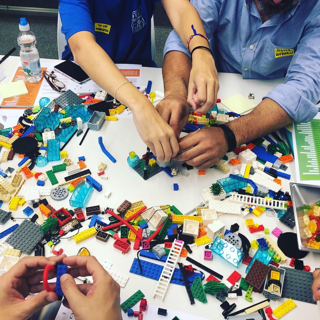 dianapinosc's tweet photo. Molt contenta d’idear i facilitar aquest taller de LSP per al diari ARA 🎯Gràcies @nataliahelo per ferme partícip d’aquest projecte tan maco. Boníssimes conclusions i valoracions🔝
#ideacio #creativitat #innovacio #legoseriousplay #consumerinsights #userresearch #designthinking https://t.co/CMtKYNTMh6