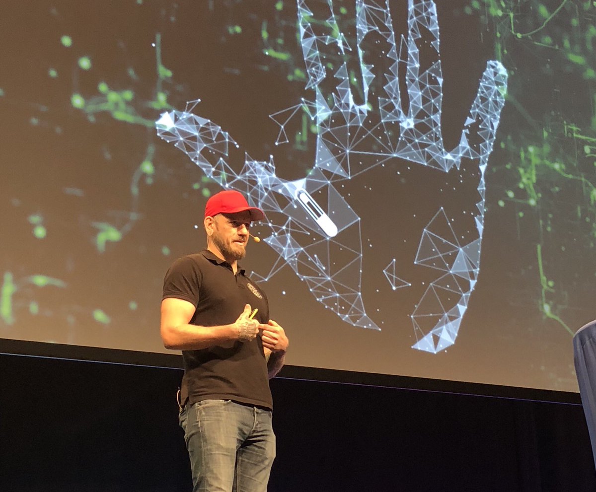 HBGTALKS's tweet photo. Hbg Talks 2018 är igång! Just nu berättar Jowan Österlund, vd på Biohax International, om mikrochip i handen som kan underlätta vardagen. Lockar det dig? #hbgtalks #biohax https://t.co/8OKPWunGVz