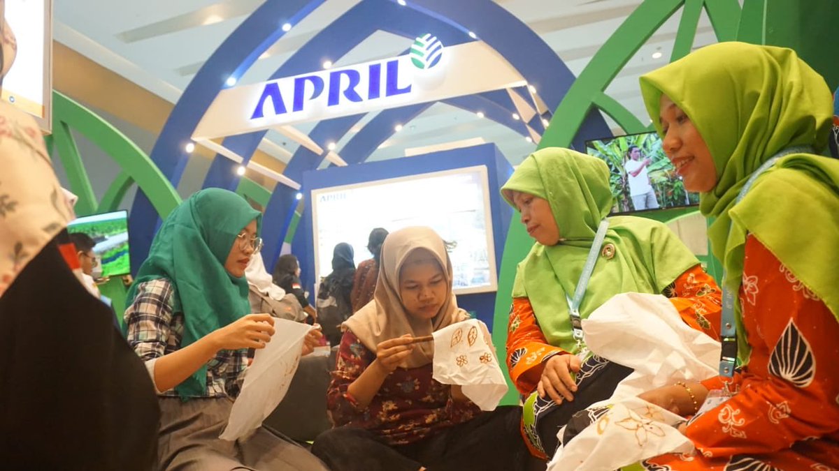 APRILpulp's tweet photo. We’re at Climate Change Expo 2018 in Medan today to explain our #sustainability commitment with @paperoneglobal, and the work of our partner @rer_official to restore a vital pest forest in Indonesia. #GoodForClimate #ICCFE2018 #ClimateChangeExpo https://t.co/AD1R6dkkpl
