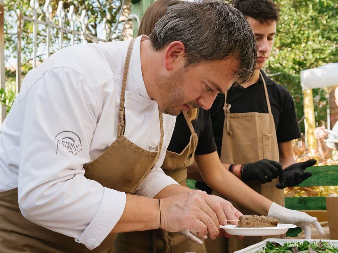 ChicChefs's tweet photo. Riccardo Agostini è ormai un habitué di #Ditunto 6° Festival del mangiar con le mani che ogni prima domenica di ottobre richiama migliaia di visitatori a Villa a Sesta nel Chianti e il suo kebab di cinghiale è stato un successone. #ilpiastrino #chicchef #charmingitaliachef https://t.co/pe0WbsCv18