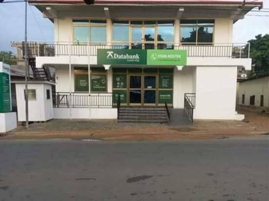 bb_sems's tweet photo. CREATE, LOOT and SHARE at the highest level #BankingCrises
Finance Minister's #DataBank takes over the offices of collapsed #UTBank at Tantri, Cape Coast. What kind of greediness is this?? @JohnTerryTresh @therealyemo @tabi_henry @SakiIssifu https://t.co/7fZr4YEtD6