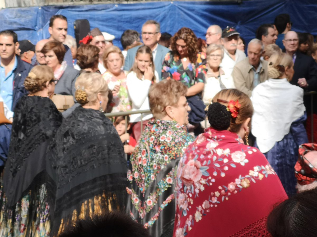 Señoras ataviadas con #mantones en la ofrenda de frutos a la Virgen del Pilar #pilares2018.