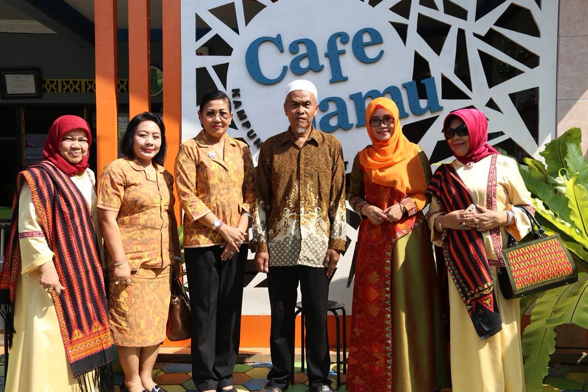 watuaye's tweet photo. Ibu Putri Koster,Ketua #TPPKKProvBali menyempatkan diri utk mengunjungi salah 1 destinasi wisata sehat trkenal yg blokasi dikmpung pejabat,Loktabat kota Banjarbaru yaitu Cafe Jamu,(17/10/18). https://t.co/d3GDomZybn