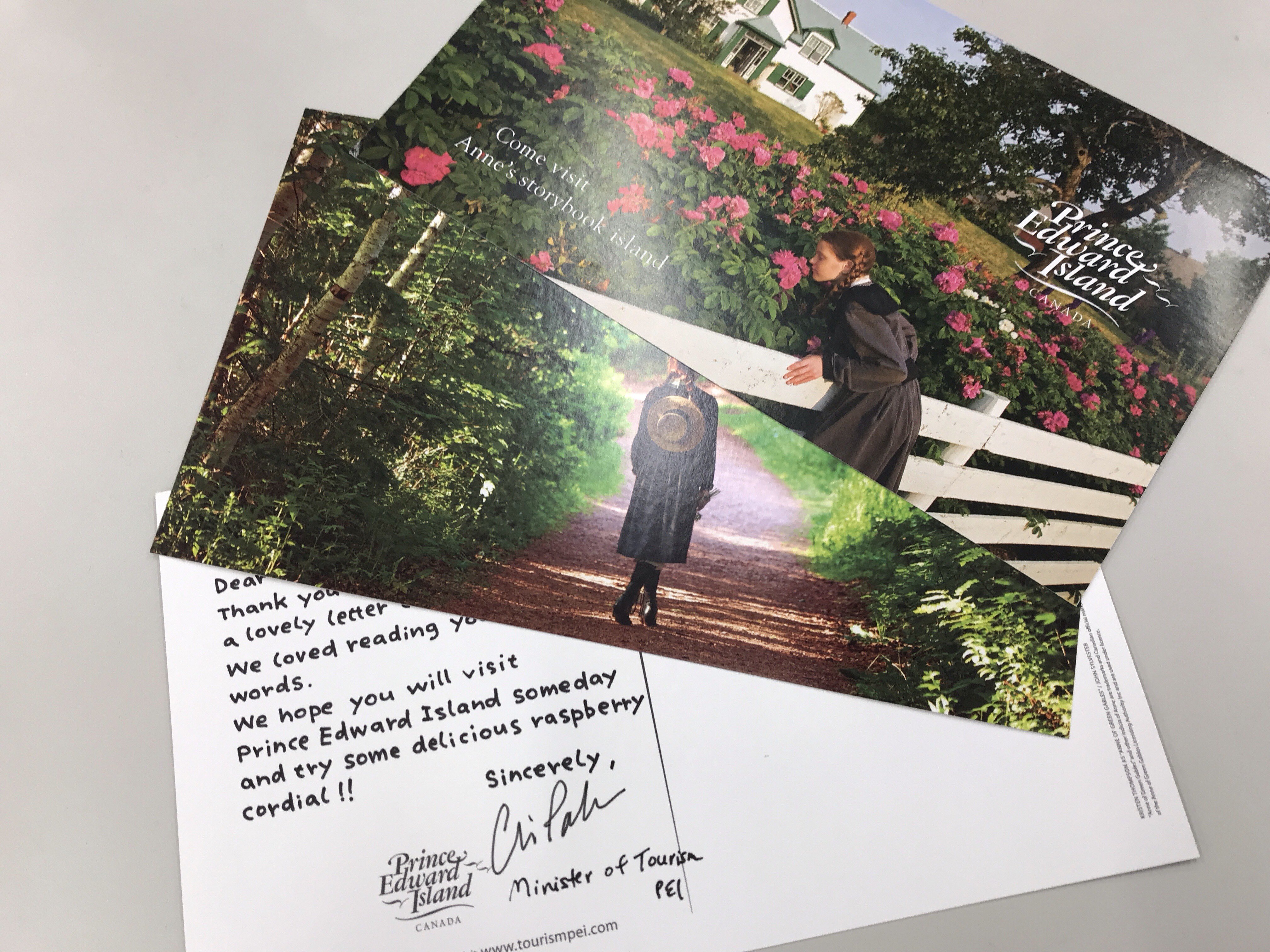 講談社 青い鳥文庫 先日募集した アンに手紙を書こう フェアに たくさんのご応募をいただき ありがとうございました 当選した方に プリンスエドワード島から とってもすてきなポストカードが送られました 映画 赤毛のアン 初恋 も公開中です