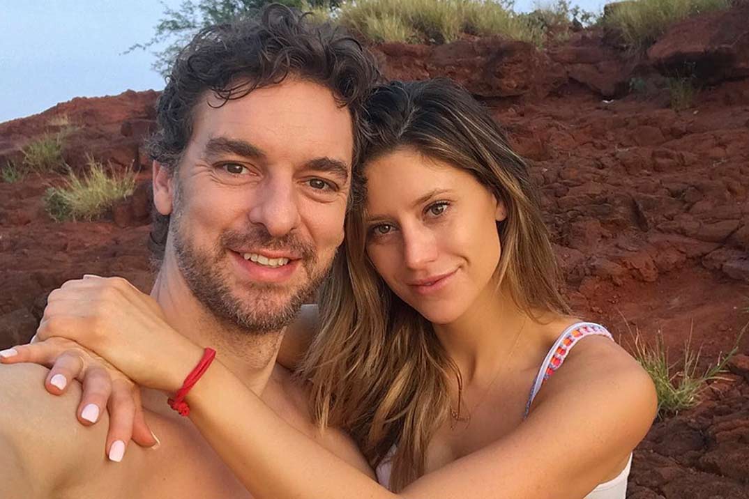 magazinespain's tweet photo. #PauGasol, pletórico al anunciar su #compromiso con su #novia #CatMcDonnell 🤵 👰
TODO sobre su próxima #boda, en https://t.co/X4bV3BTlM4
@paugasol #bodas #compromisomatrimonial #engagement #deboda #wedding #baloncesto #deportista #weddingbells #siquiero #yesIdo https://t.co/PM6S7dYhPS