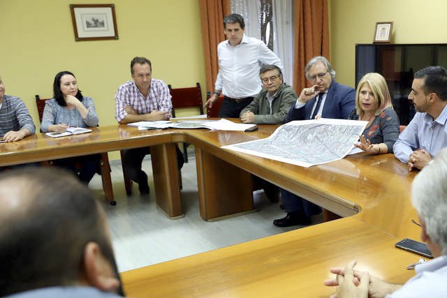 SienteJerez's tweet photo. Acuerdo unánime entre Ayuntamiento, comerciantes y taxistas para las obras de asfaltado completo de Corredera, plaza Esteve, Santa María y Cerrón
https://t.co/RP96dckXaK https://t.co/5ioc9WN2bf